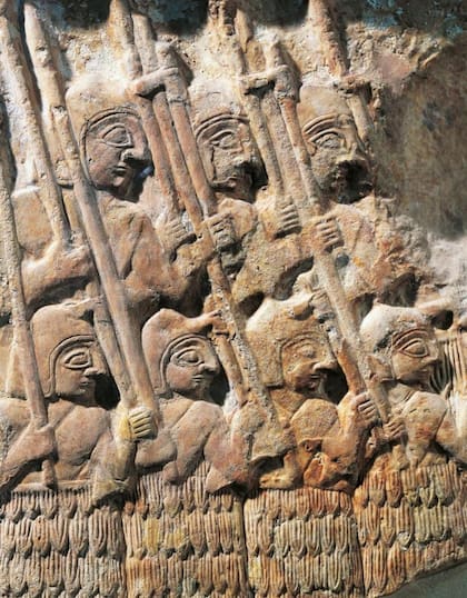 Detalle de la Estela de los Buitres, una serie de grabados conmemorativos que ilustran y relatan la victoria de Lagash sobre Umma, circa 2450 a.C.