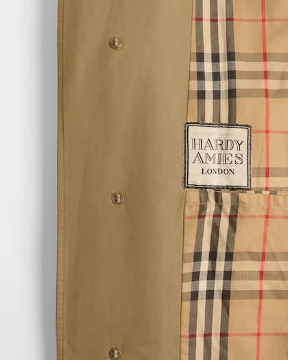 Detalle de la etiqueta personalizada en el abrigo Burberry del diseñador de moda británico Hardy Amies