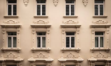 Detalle de la fachada restaurada del Grand Brizo Bel Air, una excelente novedad para la calle Arenales.