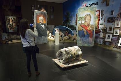 Detalle de la instalación Ser Nacional, de Marcos López, en CCK