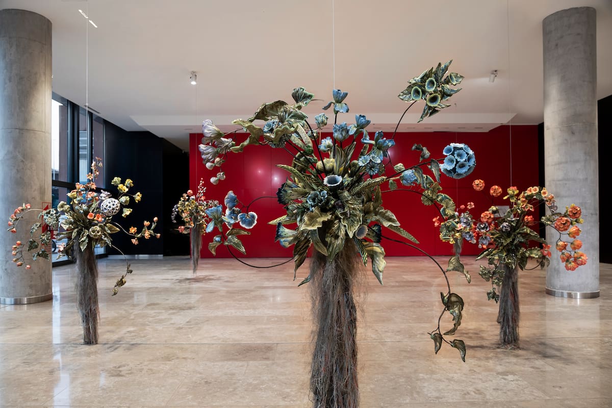 Detalle de la intervención de Nicola Costantino en Fundación Santander, con ramos de cerámica creados con la técnica milenaria nerikomi