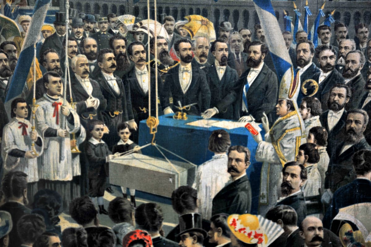 La obra de Cenni, junto a la piedra fundamental en el Mumart de La Plata.