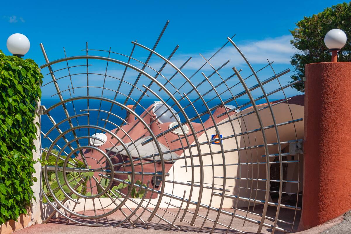Detalle de la puerta al "Palais Bulles"