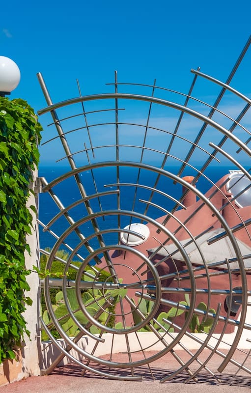 Detalle de la puerta al "Palais Bulles"