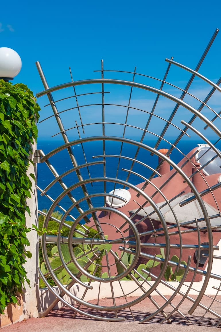 Detalle de la puerta al "Palais Bulles"