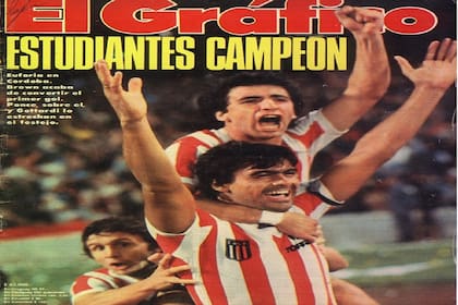 Detalle de la revista El gráfico con estudiantes en la cima.