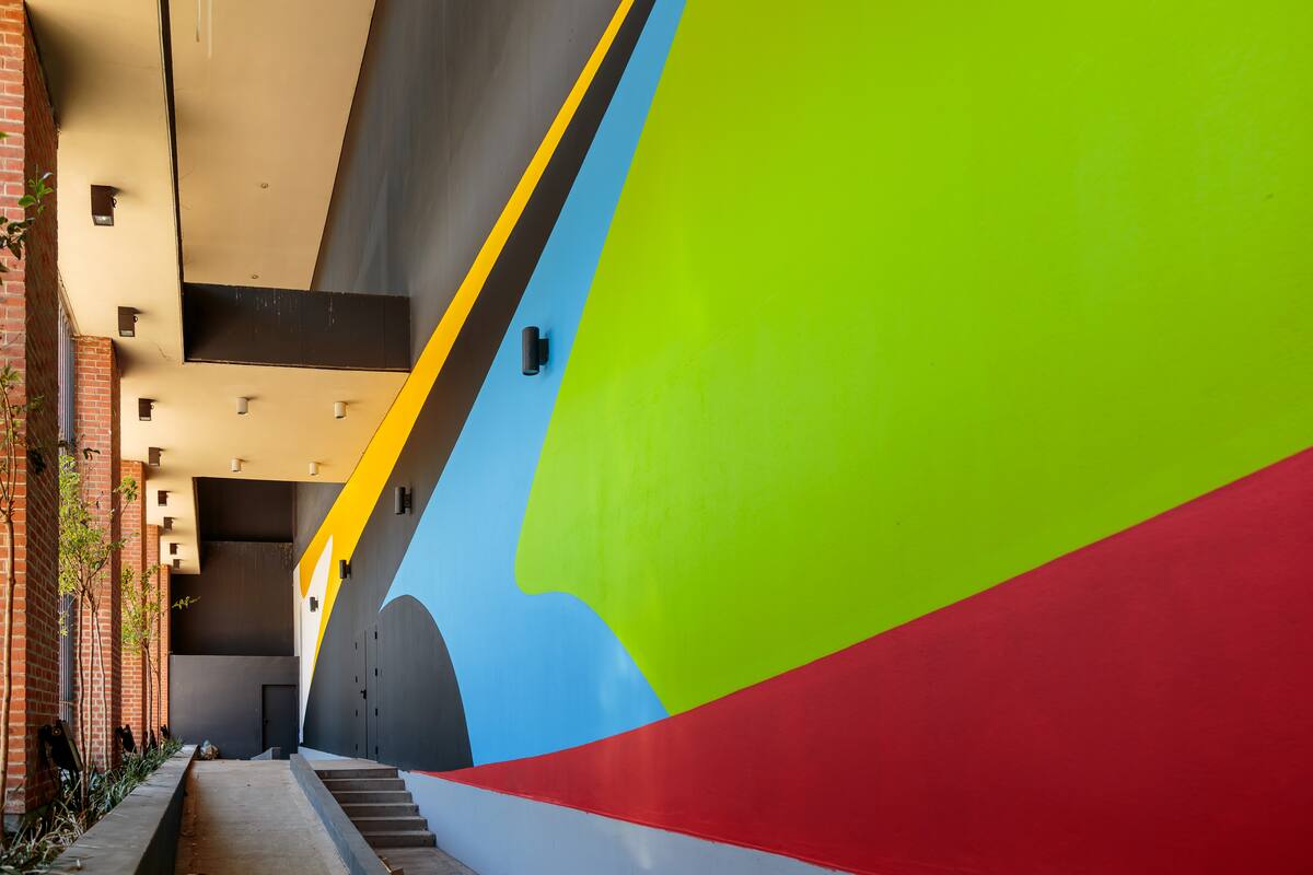 Detalle de Plano inesperado, el mural de 330 metros realizado por Elián Chali sobre la fachada del museo