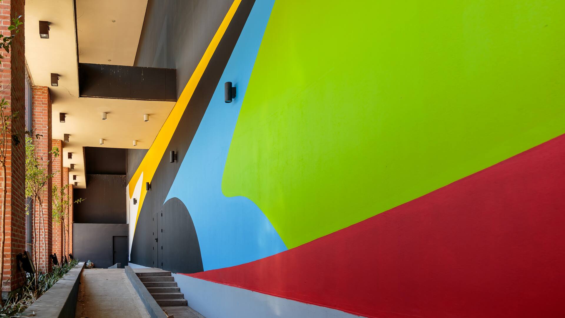 Detalle de Plano inesperado, el mural de 330 metros realizado por Elián Chali sobre la fachada del museo