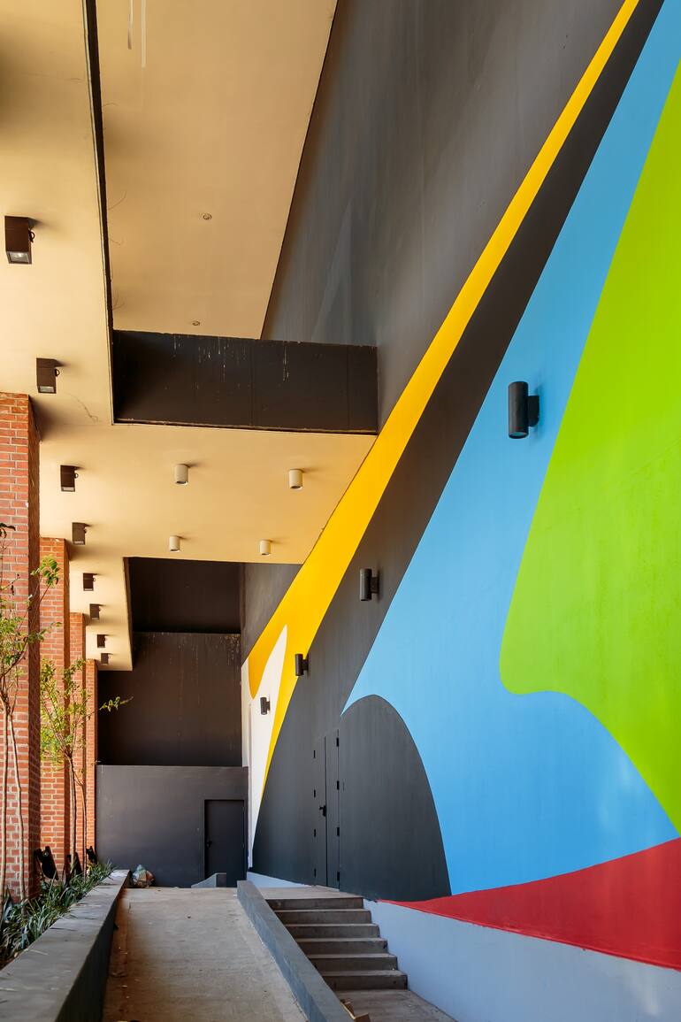 Detalle de Plano inesperado, el mural de 330 metros realizado por Elián Chali sobre la fachada del museo