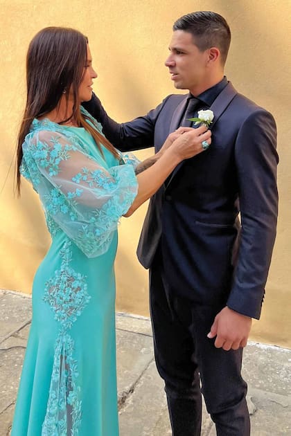 Detalle de último momento. Caro acomoda el botonier de su hijo antes de entrar del brazo a la iglesia.