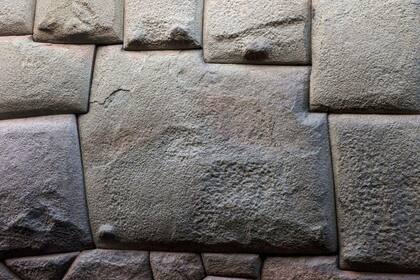 Detalle de un muro de piedra tallada de Cuzco, Perú. La piedra central cuenta con 12 puntos angulares.