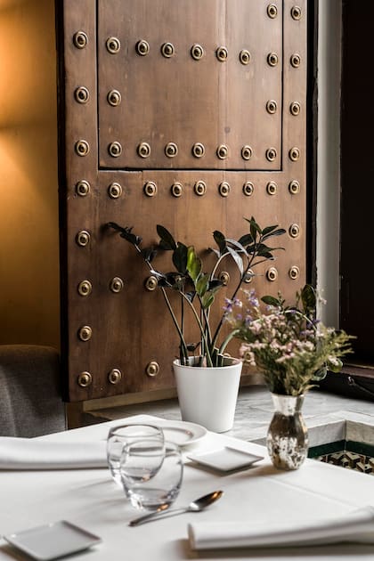 Detalle de un postigo con clavos de bronce en Los Rincones del Marqués, el restaurante que aspira a recrear el histórico espíritu cosmopolita de Sevilla sin perder anclaje en la identidad andaluza.