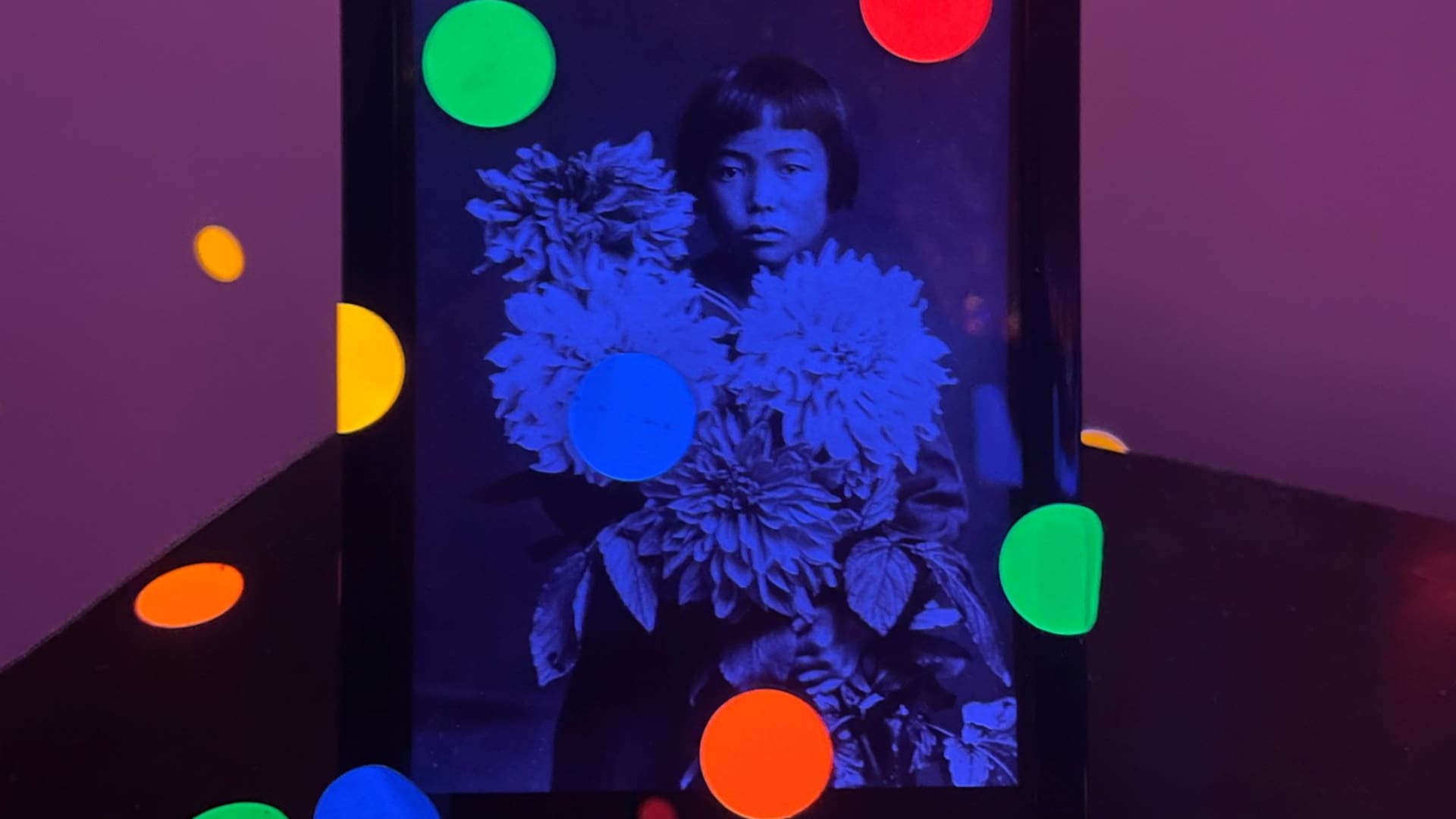 Detalle de un retrato de Kusama en la instalación Estoy aquí, pero nada (2000), en Inhotim