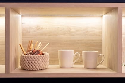 Detalle de una alacena iluminada. Confort total al momento de trabajar en la cocina.