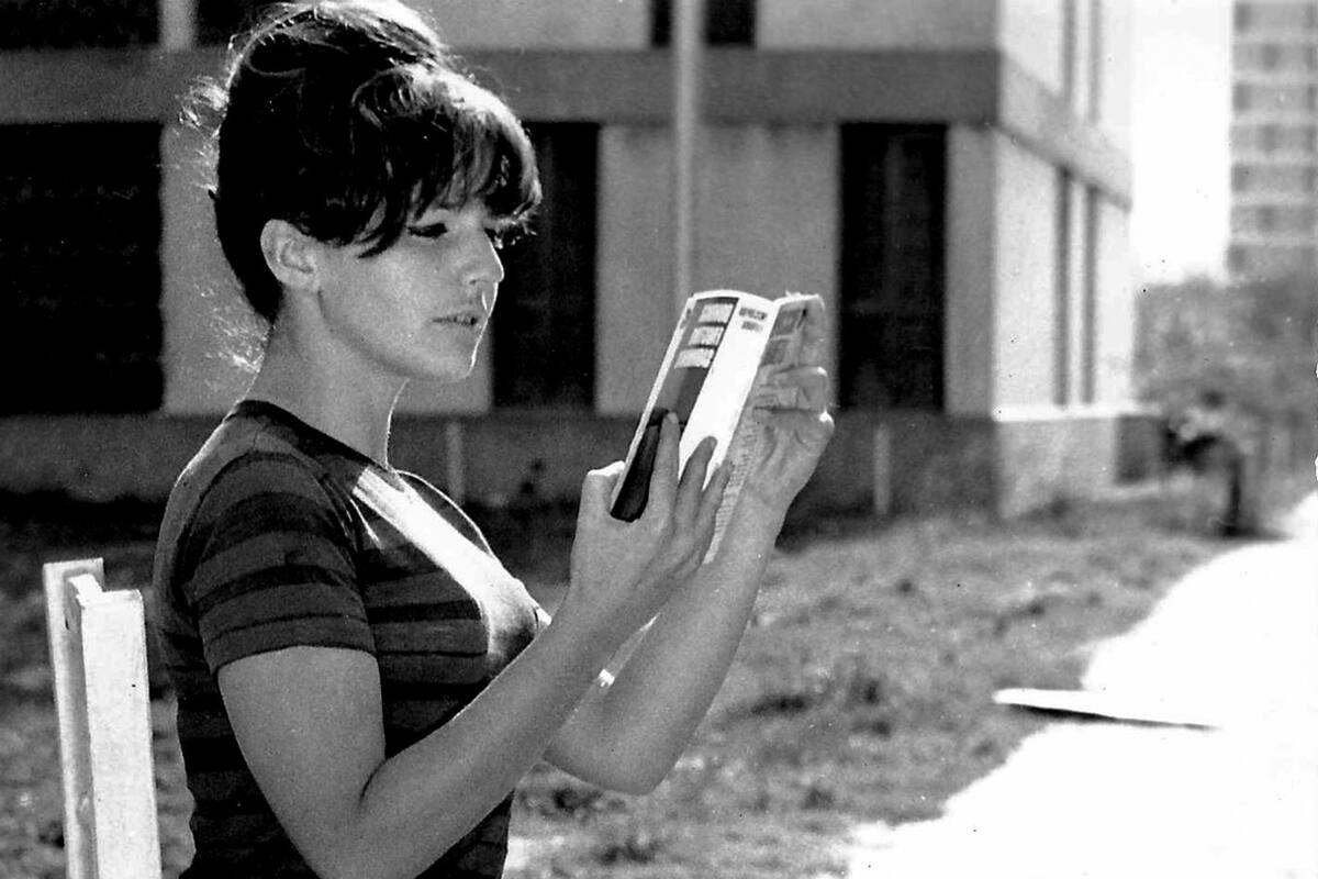 Detalle de una fotografía de Beatriz Sarlo en una campaña de lectura