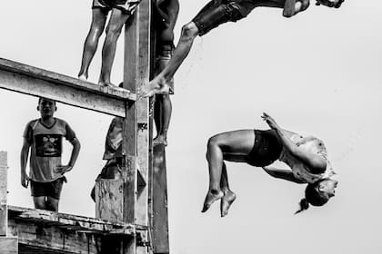 Detalle de una fotografía de la serie Un salto (2018), de Rooney Alano, exhibida el Fondo Nacional de las Artes