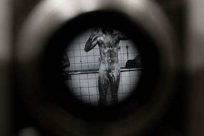 Detalle de una fotografía de Silvio Zuccheri, vista a través de una mirilla