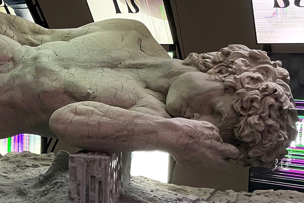 Detalle de una instalación del artista rosarino Villar Rojas que presenta en The Bass