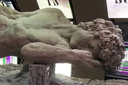 Detalle de una instalación del artista rosarino Villar Rojas que presenta en The Bass