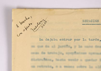 Detalle del cuento "Estación de la mano", con la dedicatoria hológrafa: "A Mecha, con afecto. Julio Denis. XLIII"