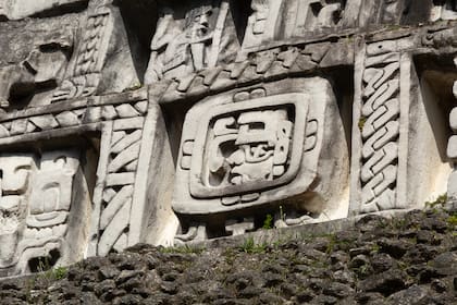Detalle del friso de estuco en la pared oeste de El Castilo en el sitio maya de Xunantunich.