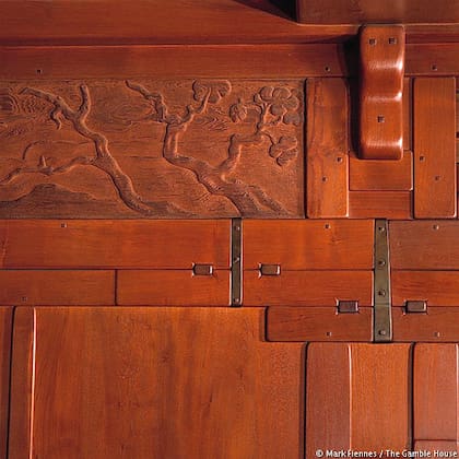 Detalle del friso tallado de la sala de estar con tablas, bloques y correas de hierro adictivos