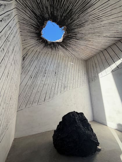 Detalle del interior de la obra de Eduardo Basualdo en Arte Bestial
