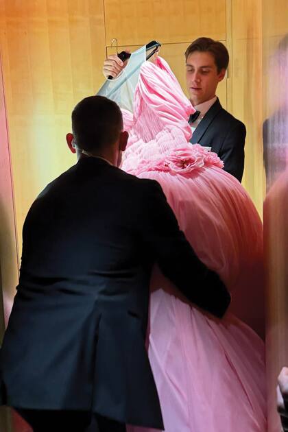 Detalle del momento en que el vestido es trasladado desde la maison.