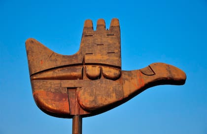 Detalle del monumento de La Mano Abierta, en Chandigarh India,1962.