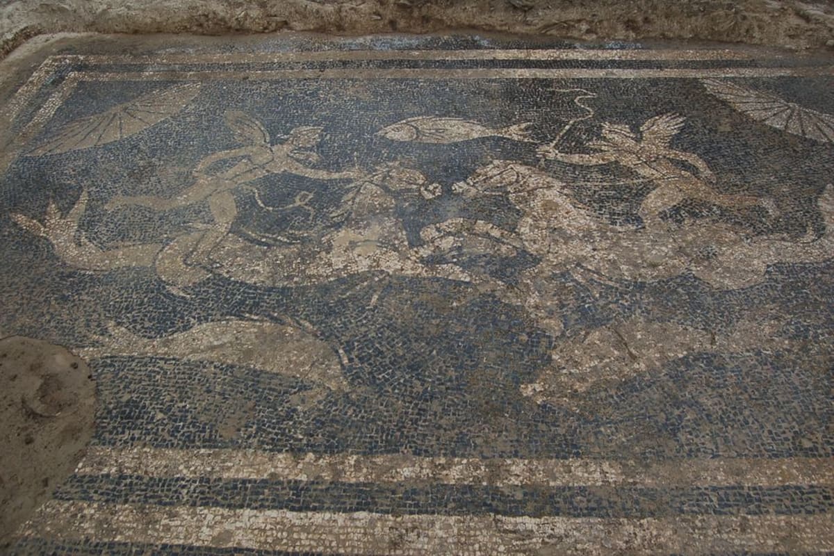 Detalle del mosaico blanco y negro hallado en 2021 en el yacimiento de Forau de la Tuta