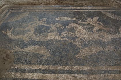 Detalle del mosaico blanco y negro hallado en 2021 en el yacimiento de Forau de la Tuta