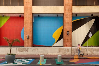 Detalle del mural de Elián Chali sobre la fachada del Moderno