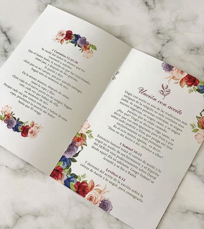 Detalle del programa. Al igual que en otras piezas gráficas que se hicieron especialmente para la boda, las flores son protagonistas.
