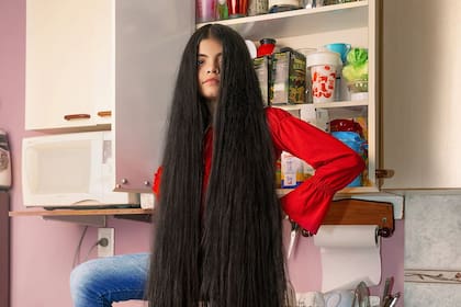 Detalle del retrato ganador de la categoría Historias, tomado por la fotógrafa argentina Irina Werning a una adolescente que durante la cuarentena decidió no cortar su pelo
