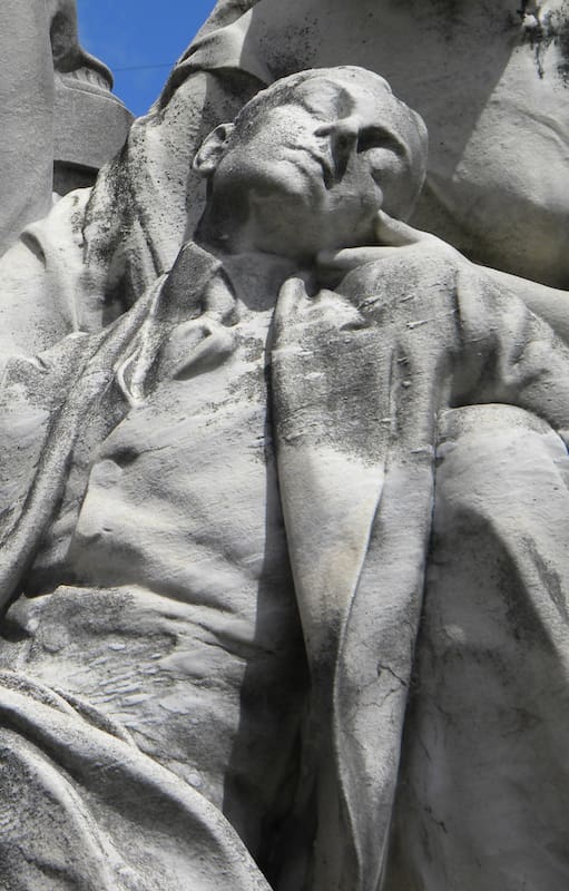 Detalle del sepulcro de Lartigau esculpido por Peynot.