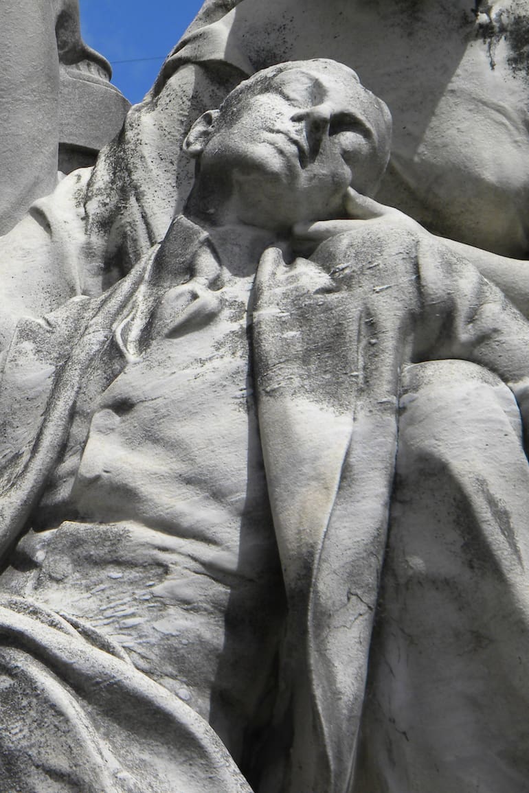 Detalle del sepulcro de Lartigau esculpido por Peynot.