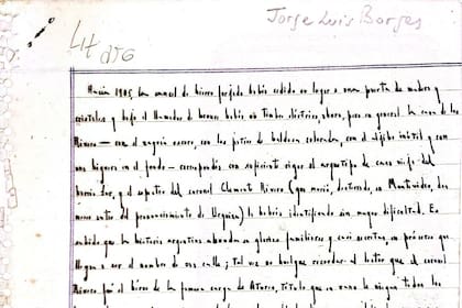 Detalle del texto de puño y letra de Borges, escrito sobre un cuaderno escolar; el manuscrito de "Los Rivero", adquirido por la Universidad de Texas, se exhibe por primera vez al público en México