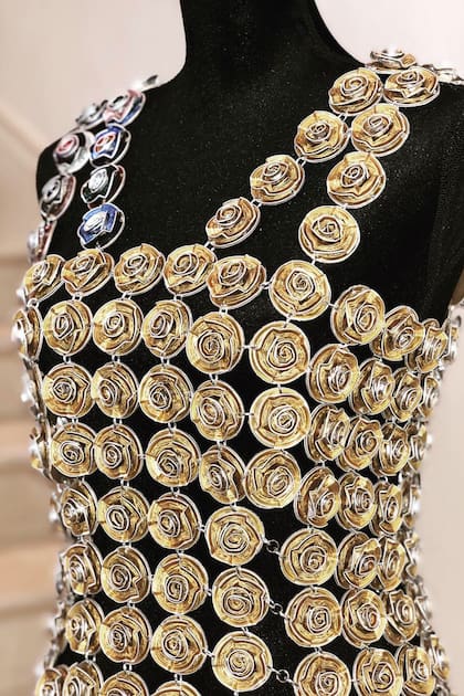 Detalle del vestido confeccionado con cápsulas recicladas