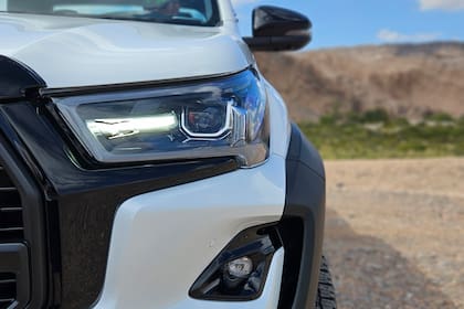 Detalle. Las tomas de aire a los costados del paragolpes de la Toyota Hilux GR-S IV