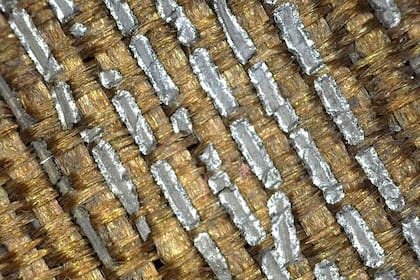 Detalles de los hilos de plata con los que se confeccionó el vestido que, creen, perteneció a una novia: “Son ropas que no se veían fuera de los círculos de la realeza y de las cortes", aseguran los especialistas