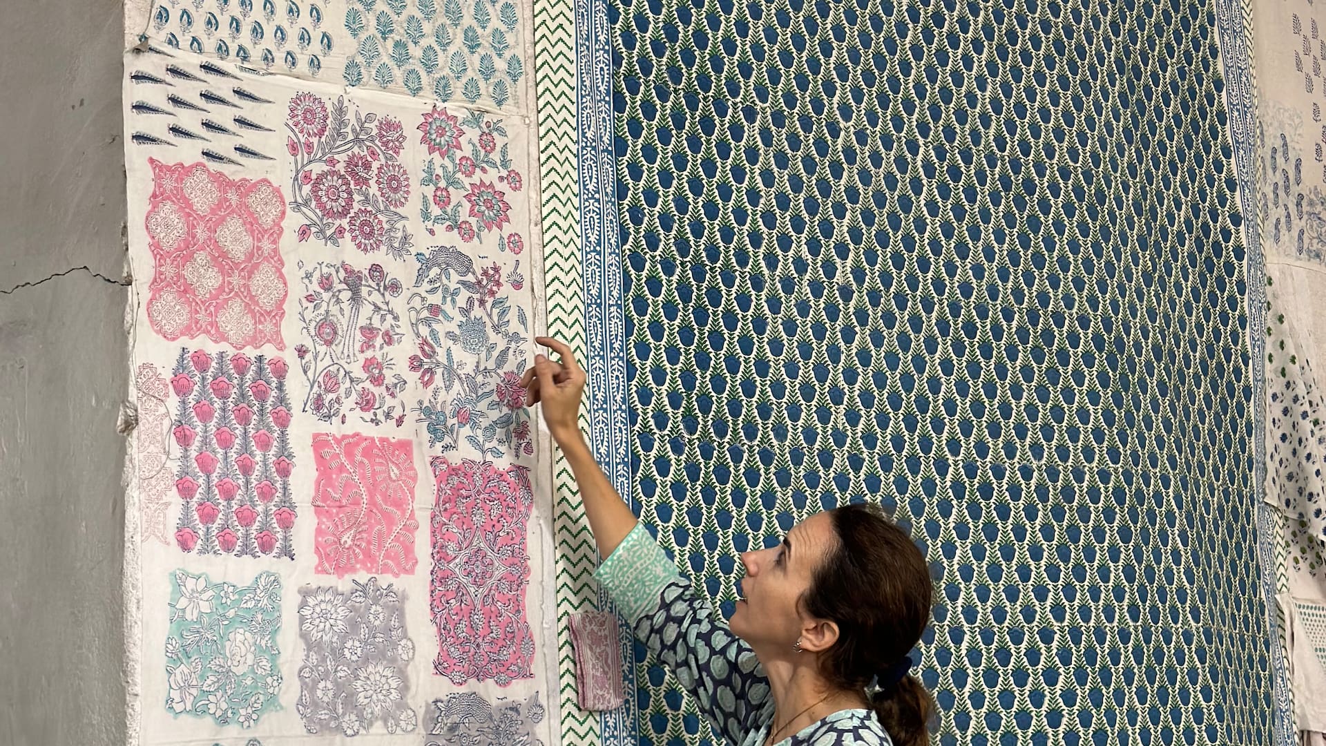 Detalles de los vibrantes estampados block print, cada uno realizado a mano y lleno de historia y color