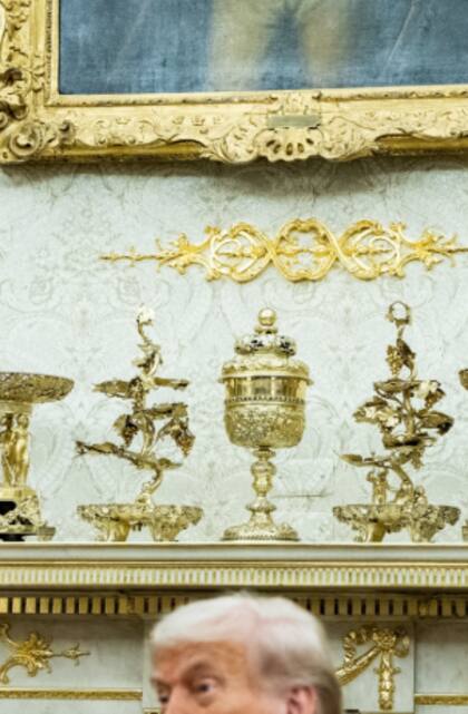 Detalles dorados y ornamentación recargada en el Salón Oval, parte de los cambios impulsados por Trump en su segundo mandato, que reforzaron la estética de poder y ruptura con la sobriedad histórica del despacho presidencial