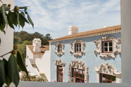 Detalles en la fachada de hotel. Los marcos de las ventanas, de intención rococó, también son agregados de Giuseppe Ducrot.