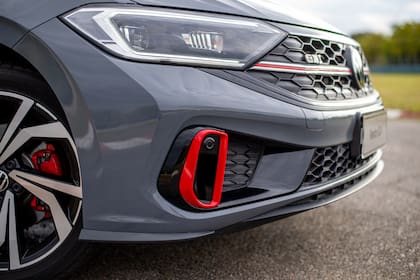Detalles en rojo en las pinzas de los frenos y los faros en el restyling del Volkswagen Vento GLI