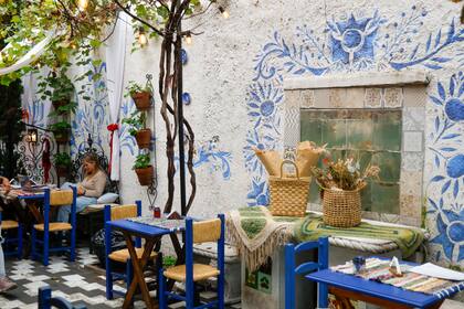 Detalles griegos y marroquíes para renovar el patio y la parra de 1920.