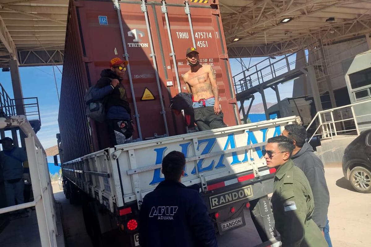 Detectan el la Aduana Argentina a dos ciudadanos colombianos que intentaban ingresar ilegalmente al país