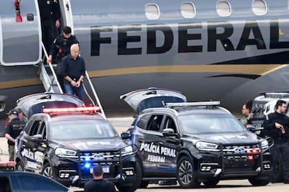 El arrestado Domingos Brazao desciende del avión, al llegar a Brasilia