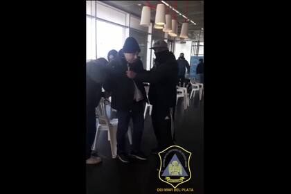 Detención de Alejandro Javier Salaberry Gabarain, en el vacunatorio del Museo MAR, de Mar del Plata