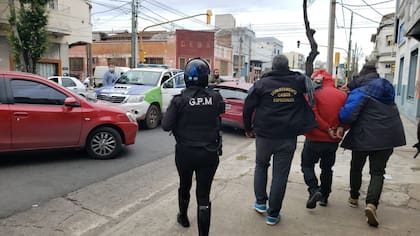 Detención de dos policías del área de Sustracción de Automotores de la PFA por extorsión