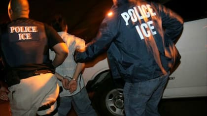 Detención de un inmigrante sin papeles por agentes del Servicio de Inmigración y Aduanas de Estados Unidos (ICE, por sus siglas en inglés)